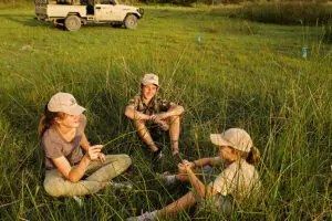 Shinde Footsteps da la bienvenida a la familia y los niños pueden disfrutar de actividades apropiadas para su edad que hacen que el safari sea más emocionante e interactivo para los huéspedes más jóvenes.
