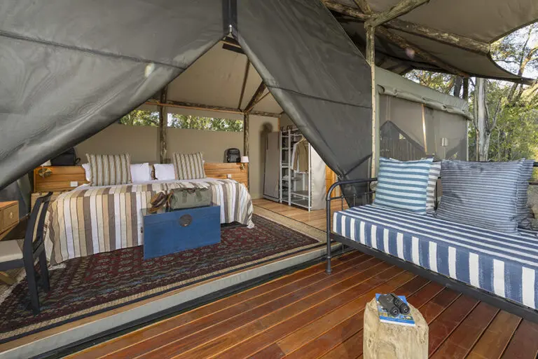 shinde-fotsteps-across-the-delta-room_0071