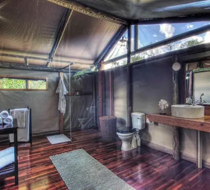 Los cuartos de baño privados son un lugar de calma y serenidad, e incluyen ducha de efecto lluvia, inodoro y tocador doble.