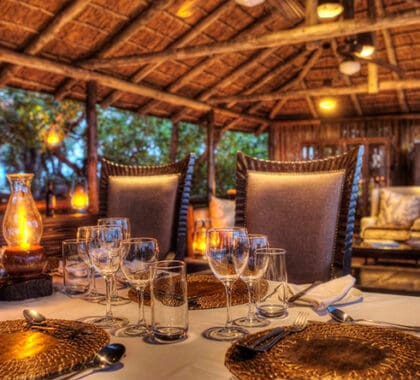 Las comidas se sirven en el comedor privado por su chef y camarera personales.