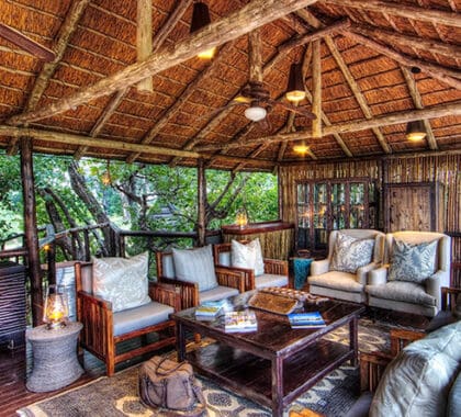 El lodge principal cuenta con un relajado salón donde podrá ponerse al día con sus compañeros, leer un libro o disfrutar de un refrescante G&T.