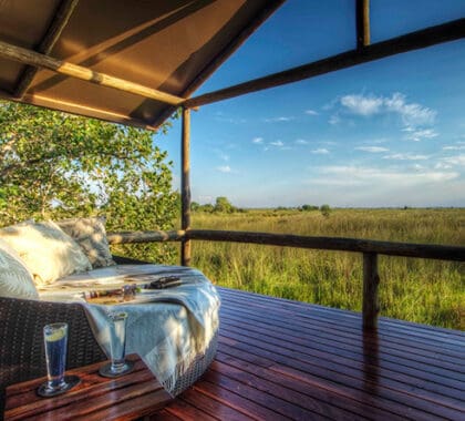 Shinde Enclave domina la concesión privada de Shinde, en el delta del Okavango, uno de los destinos de avistamiento de animales más prolíficos de África.