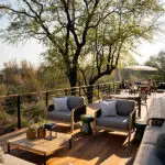 El salón de la cubierta principal es el lugar perfecto para reunirse y observar la vida salvaje en la charca frente al lodge.