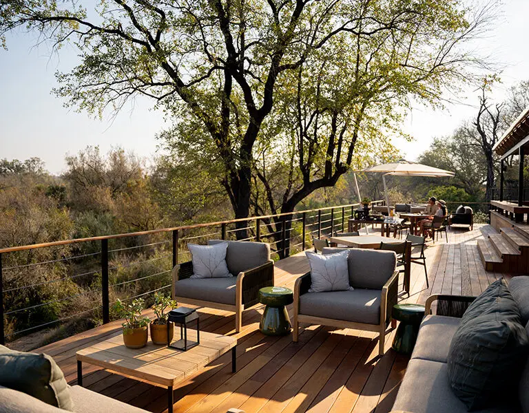 El salón de la cubierta principal es el lugar perfecto para reunirse y observar la vida salvaje en la charca frente al lodge.