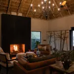 Relájese junto a la chimenea del Simbambili Lodge.