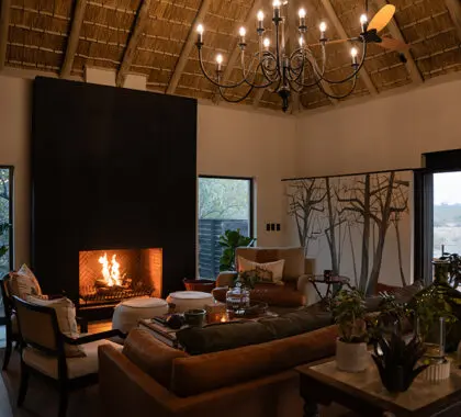 Relájese junto a la chimenea del Simbambili Lodge.