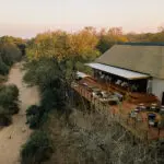 Vista del lodge principal de Simbambili.
