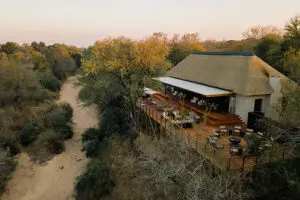 Vista del lodge principal de Simbambili.