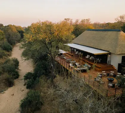 Vista del lodge principal de Simbambili.