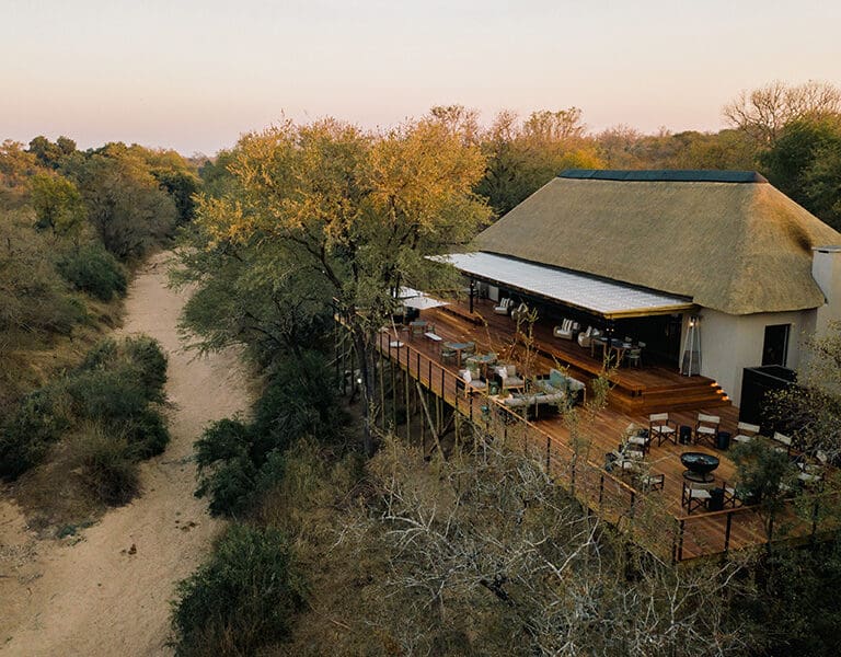 Vista del lodge principal de Simbambili.