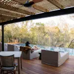 Relájese en las tumbonas de la piscina del Wellness Centre | Simbambili Game Lodge