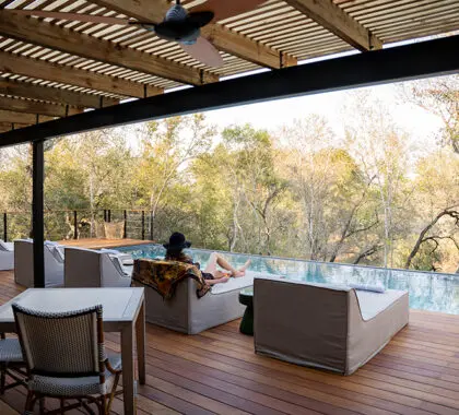 Relájese en las tumbonas de la piscina del Wellness Centre | Simbambili Game Lodge