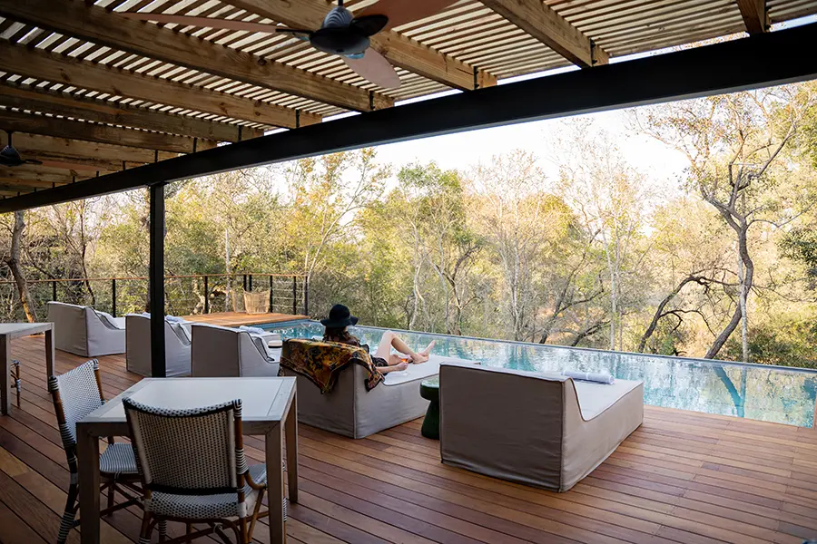 Relájese en las tumbonas de la piscina del Wellness Centre | Simbambili Game Lodge