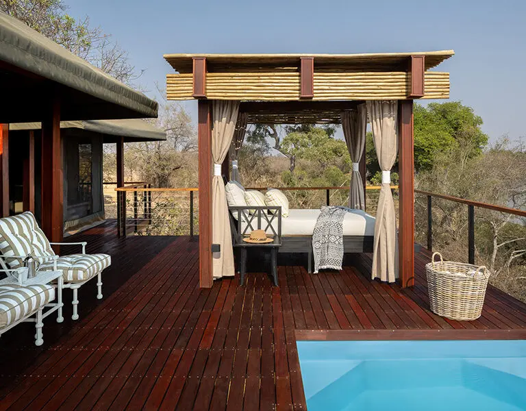 Las cubiertas de las suites de lujo tienen una piscina y una sala privadas. 