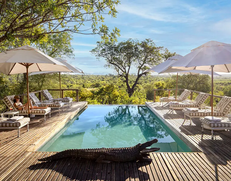 Pasar tiempo en la piscina.