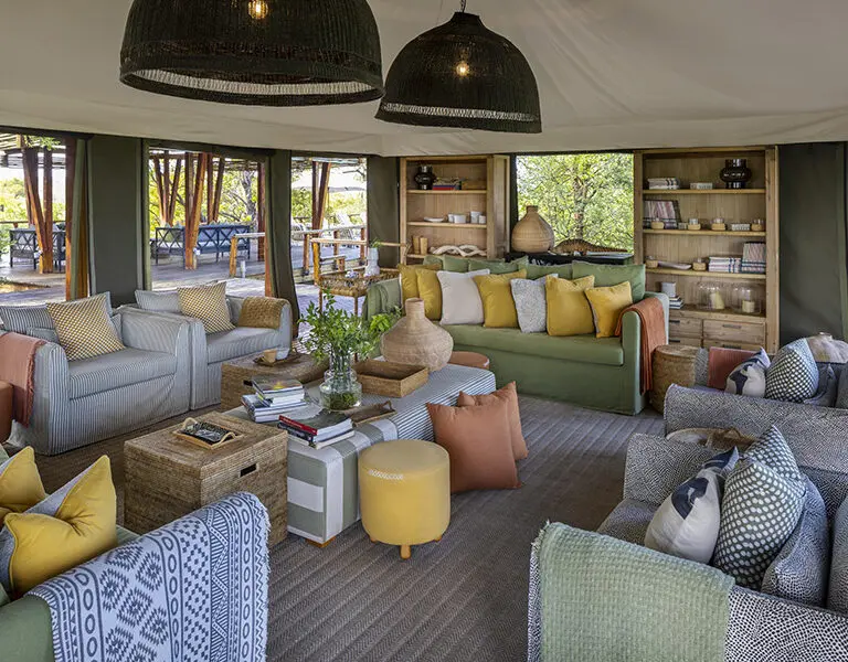 Reúnase con otros huéspedes en el salón.