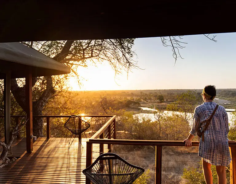 Toma el sol en la terraza.