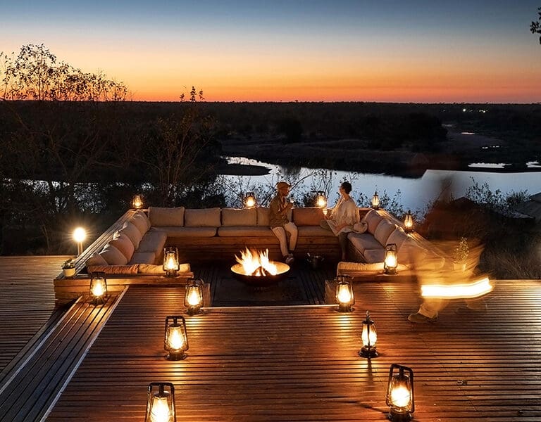 Reúnanse en la hoguera antes de cenar.