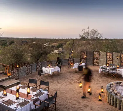 Le espera una cena boma iluminada con farolillos.