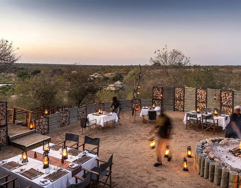 Le espera una cena boma iluminada con farolillos.