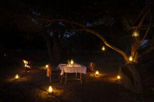 Una cena romántica a la luz de los faroles.