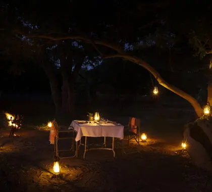 Una cena romántica a la luz de los faroles.