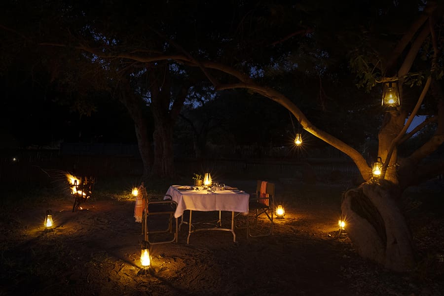 Una cena romántica a la luz de los faroles.