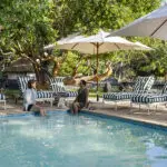 La piscina, bordeada de tumbonas acolchadas.