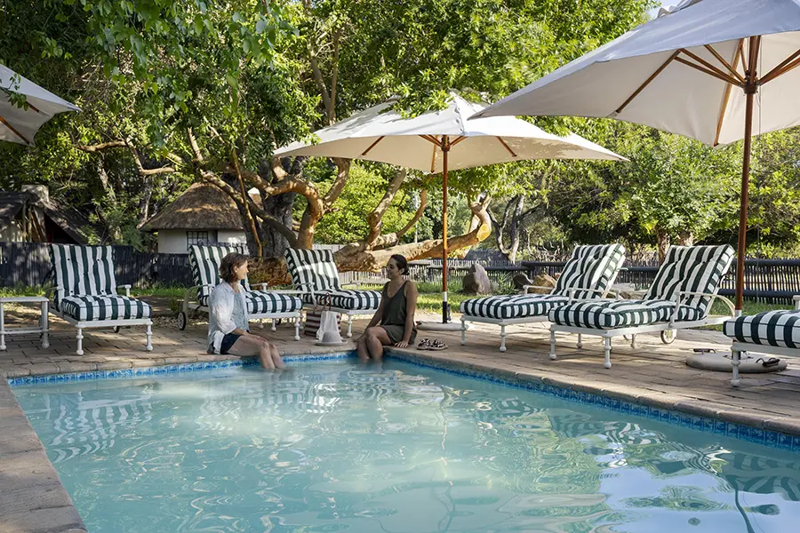 La piscina, bordeada de tumbonas acolchadas.