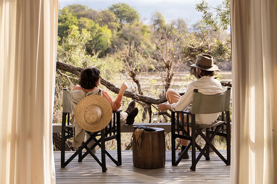 Disfrute de un "safari en sillón" desde la terraza de observación de animales de su suite en tiendas de campaña.