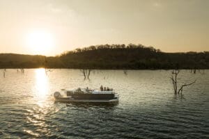 Cruceros de ensueño al atardecer por el lago Malilangwe con Singita