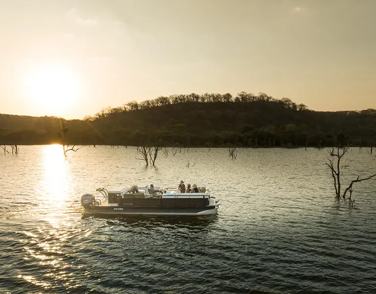 Cruceros de ensueño al atardecer por el lago Malilangwe con Singita