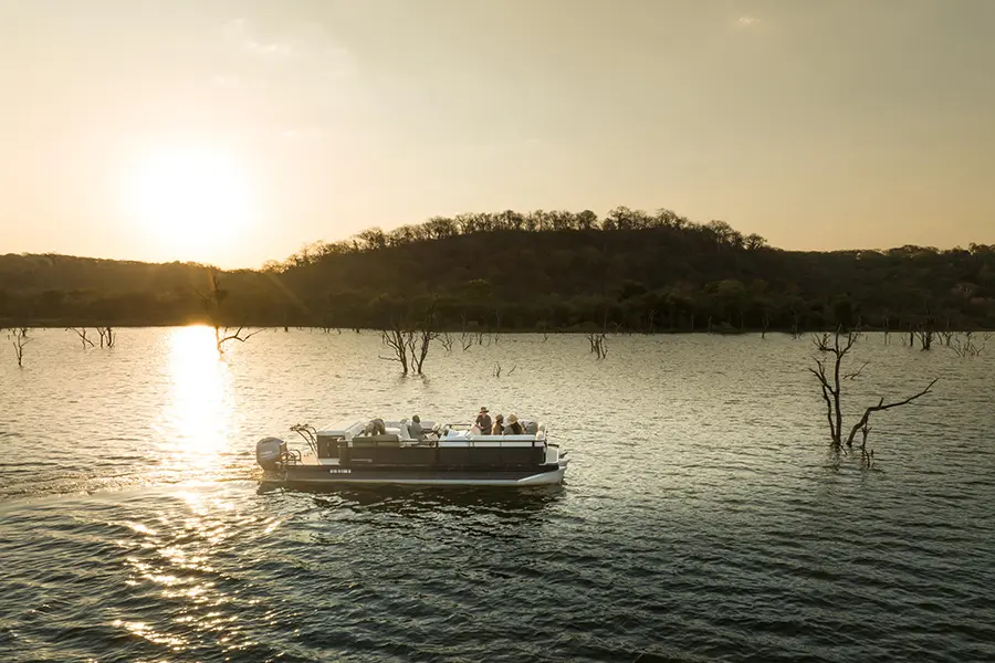 Cruceros de ensueño al atardecer por el lago Malilangwe con Singita