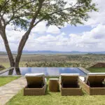 Relájese en las tumbonas de la piscina. | Singita Sasakwa