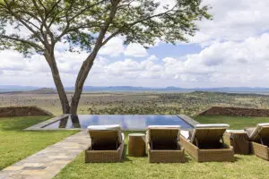 Relájese en las tumbonas de la piscina. | Singita Sasakwa
