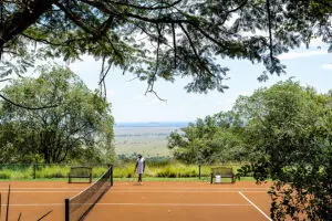 ¿Le apetece un partido de tenis rodeado de la naturaleza africana?