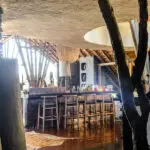 Tómate algo en el bar.