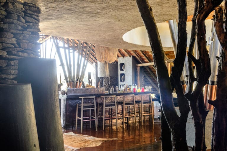 Tómate algo en el bar.