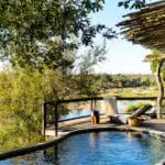 Tome el sol junto a la piscina.