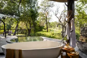 Baño bajo el cielo africano.