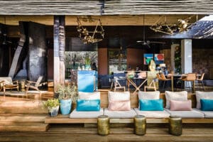 El Lodge cuenta con un salón abierto.