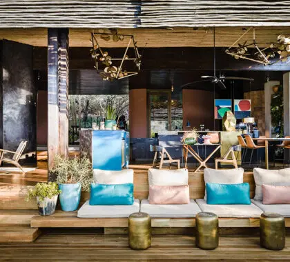 El Lodge cuenta con un salón abierto.