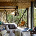 La naturaleza se refleja magistralmente en la paleta y las texturas de la decoración.