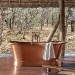 Un baño con vistas, en la terraza de su suite privada.