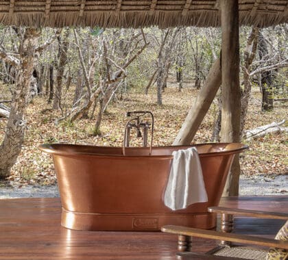 Un baño con vistas, en la terraza de su suite privada.