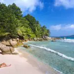 Pase unos días de ocio en la playa de Grand Anse.