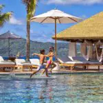 A los niños les encantará la piscina principal y otras actividades infantiles disponibles en Six Senses.
