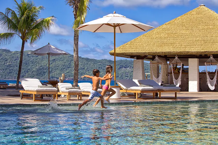 A los niños les encantará la piscina principal y otras actividades infantiles disponibles en Six Senses.