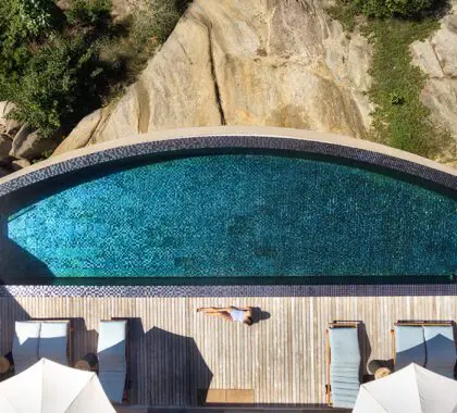 Cubierta de la piscina de la residencia de cuatro dormitorios