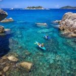 Explore calas y costas en kayak.